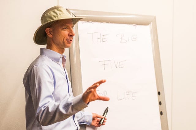 Als Grundlage und Inspiration dienen uns die vielen Führungspraktiken und Denkanstösse des charismatischen Führers «Thomas Derale» aus dem Buch «The Big Five for Life» und die Bespiele des Vorzeigeunternehmens «DLGL» aus dem Buch «Das Leben gestalten mit den Big Five for Life». 